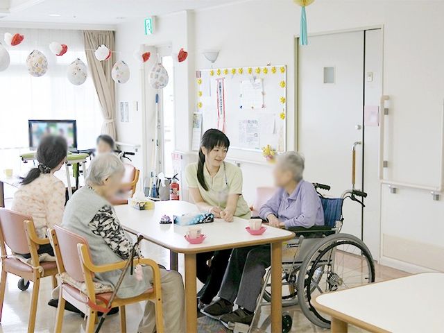 明るい多目的室 多目的室 広々とした明るいスペースで、利用者が交流しながら安心して過ごせます。