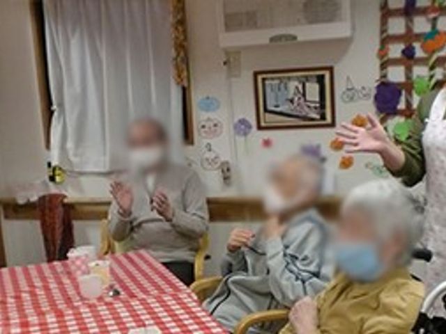 明るい交流スペース ダイニングルーム 明るいスペースでの交流時間で、スタッフも参加しています。皆で楽しいひと時を共有できます。