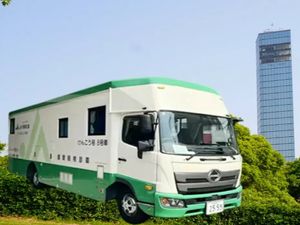 緑白の送迎車両  