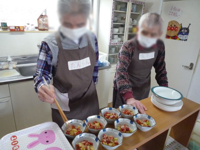 料理を準備中のキッチン キッチン 調理が進む明るい場所です。スタッフと一緒に料理を学び、交流を深めることができます。