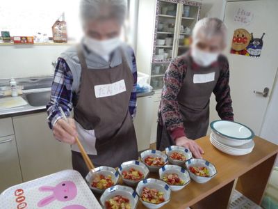 料理を準備中のキッチン