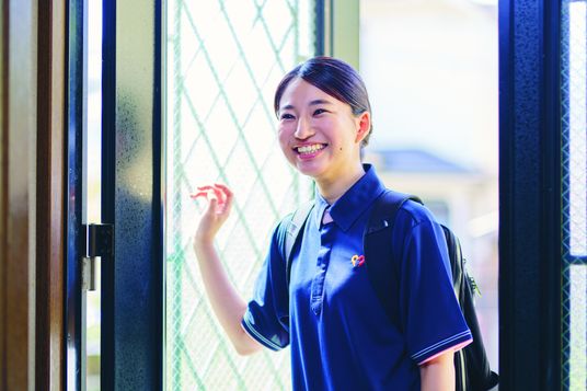 笑顔のスタッフ女性