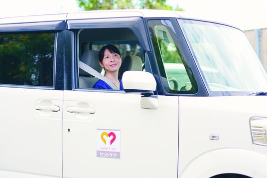 車に乗るスタッフ