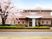 桜並木の建物外観  