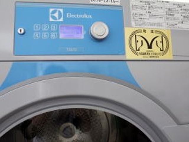 業務用洗濯機 コインランドリー   大きな業務用洗濯機が置かれた場所です。洗濯物をまとめて扱いやすい、実務向きの設備が整っています。