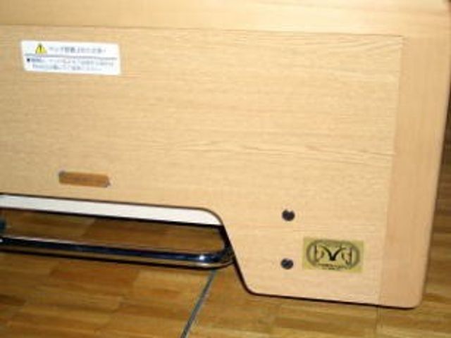 木目調の機器本体 内観   木目調の落ち着いた機器が置かれています。床近くまで安定感のあるつくりで、空間になじむ印象です。