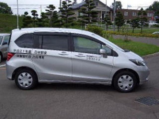 送迎車の外観 外観   施設の送迎車が停まっています。乗り降りしやすい移動手段があるため、通所時の安心感につながりそうです。