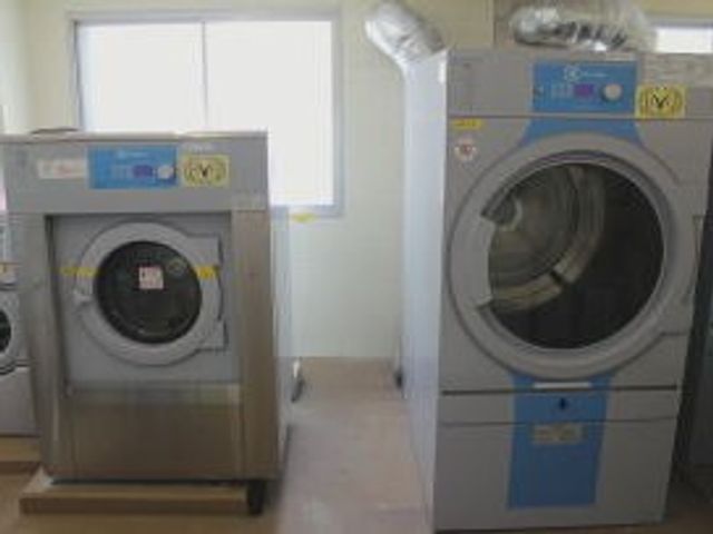 コインランドリー コインランドリー   洗濯機と乾燥機が並ぶ、明るくすっきりした洗濯スペースです。介護施設での就業を考える方には、清潔感のある環境が伝わります。