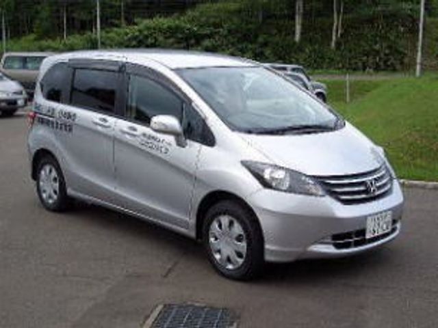 送迎車の外観 外観   施設の送迎に使われる車両が停まっています。乗り降りのしやすさや外出支援の様子が伝わります。