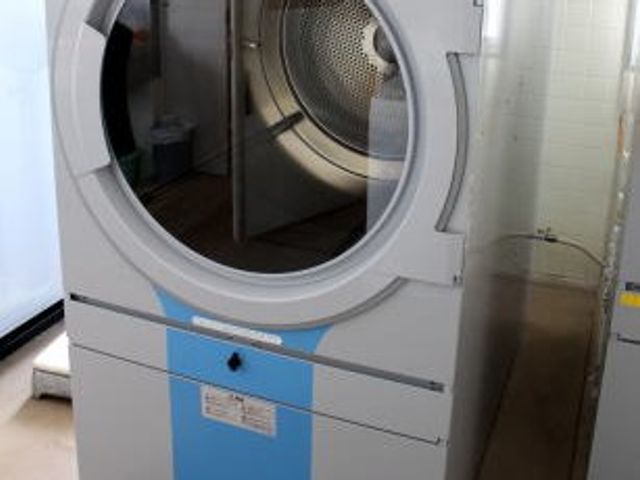 乾燥機 コインランドリー   大型の乾燥機が設置された洗濯スペースです。清掃や洗濯業務の動線を確認したい方に参考になります。