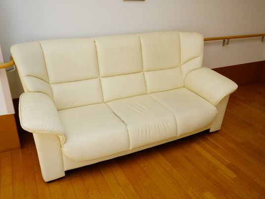 ベージュの快適ソファ