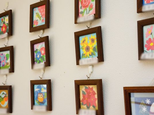 壁に掛けられたカラフルな絵