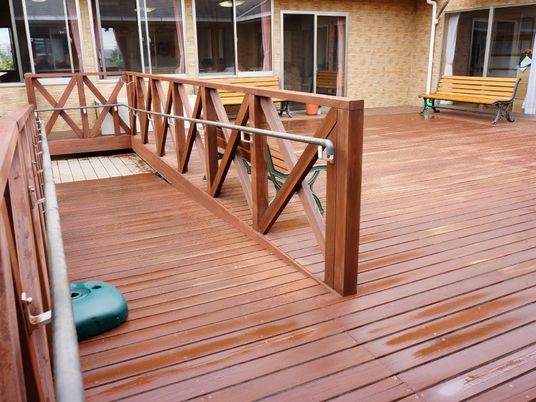 中庭の木製デッキ