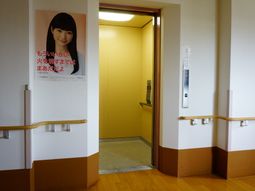 廊下の掲示物とエレベーター