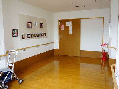 廊下に飾られた絵