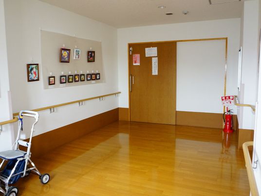 廊下に飾られた絵