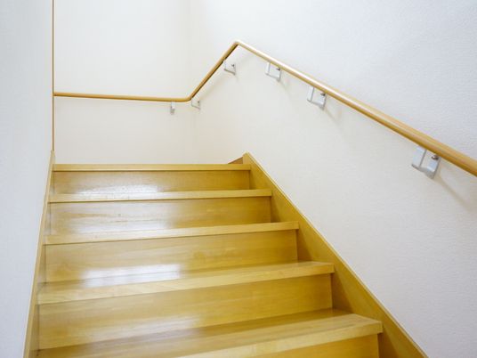 手すり付きの明るい階段