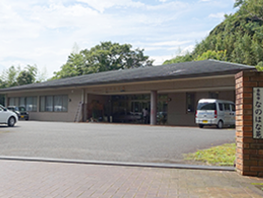 広い駐車場を備えた外観