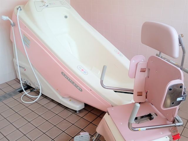 ゆったりとした浴室 浴室 広々とした浴室には、ゆったりと入浴できる設備が整っています。在宅介護の経験が活かせます。