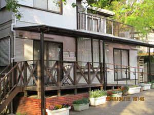 木々に囲まれた外観