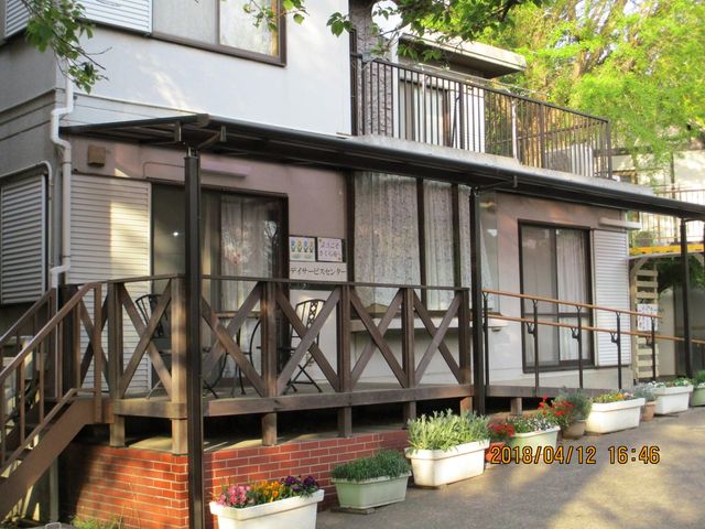 木々に囲まれた外観 外観 季節感を感じる花壇のある玄関付近です。ここから新しい職場が始まります。