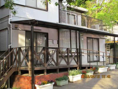木々に囲まれた外観