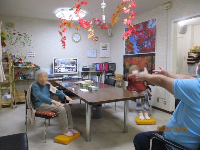 高齢者が運動する共用スペース 多目的室 高齢者がリラックスできる多目的室で、リハビリ運動を楽しめます。ぬくもりのあるインテリアが特徴です。