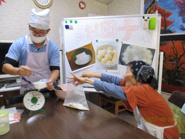 お菓子作りイベントの様子 多目的室 お菓子作りを楽しむアクティビティです。和やかな雰囲気で参加者が楽しい時間を過ごしています。