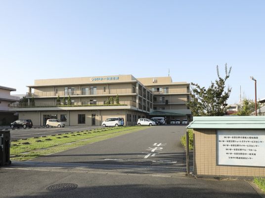 施設の外観と駐車場  