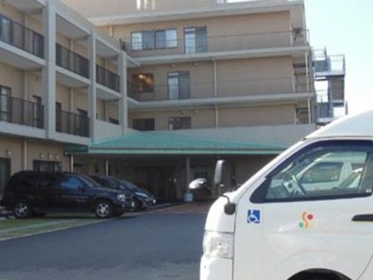 施設の外観と駐車場の様子  