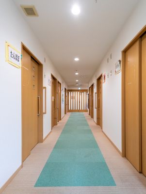 明るく広々とした廊下