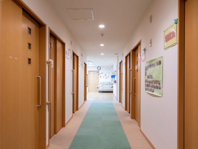 静かな廊下 廊下 ゆったりとした廊下で、両サイドの部屋につながっています。明るい照明で安心して歩けます。