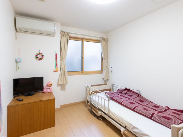 明るい個室の居室 居室 広々とした明るい個室で、落ち着いた時間を過ごせます。エアコン完備で快適です。