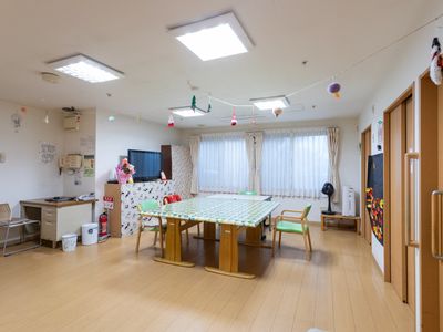 広い明るいダイニングルーム
