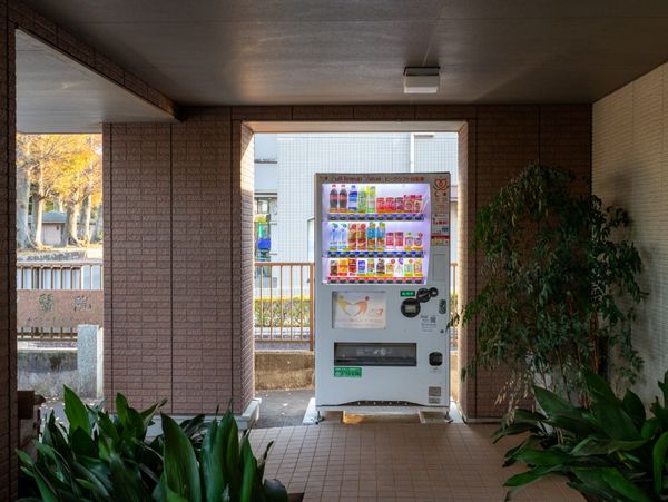 自販機あるエントランス