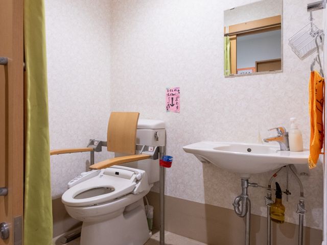 清潔なトイレ トイレ 手すりが設置されたトイレは、安全で使いやすい設計です。広さも十分にあります。