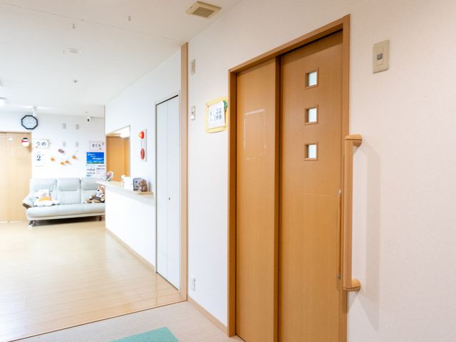 広々とした廊下 廊下 木目調の壁で温かみのある長い廊下です。奥にはリラックスできる空間が広がっています。