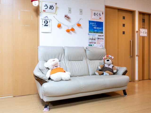 居心地良すぎるラウンジ ラウンジ ぬいぐるみが飾られた居心地の良いソファが特徴のスペースです。リラックスしながら過ごせます。