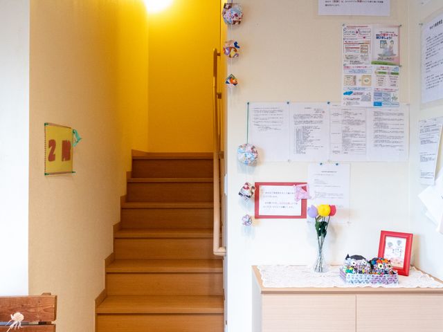 階段のある廊下 廊下 階段のある明るい廊下では、アットホームな雰囲気が漂います。掲示物もあり、情報が伝わりやすい環境です。