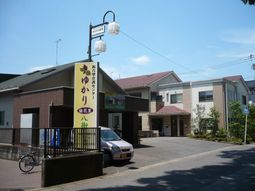 明るい外観の施設エントランス