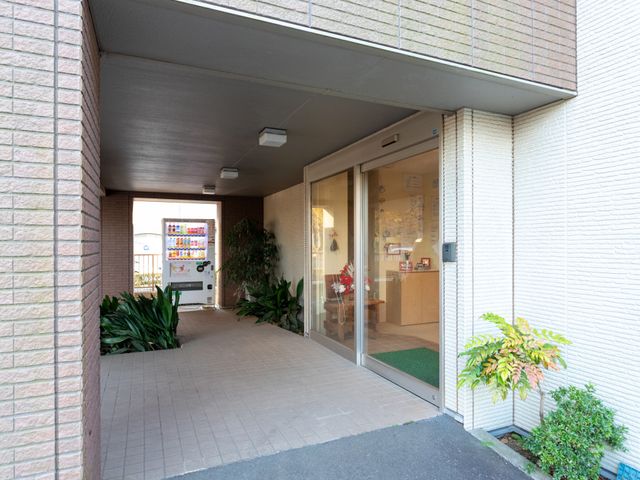 設備が充実したエントランス エントランス 明るい植物に囲まれた入口で、訪れる方を快適に出迎えます。自動ドアが設置されていますので便利です。