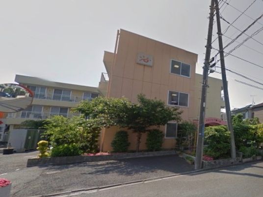 明るい建物の外観