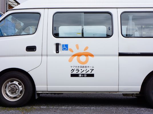 車いすマーク付き白い車両