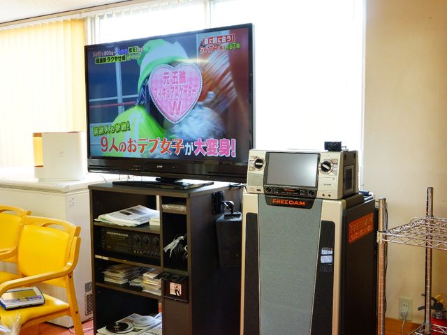 共用スペースの一角 大型テレビ 居心地の良いリビングには、大型テレビが設置されており、皆で楽しいひと時を過ごせる空間です。