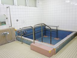 手すり付きタイルの浴室