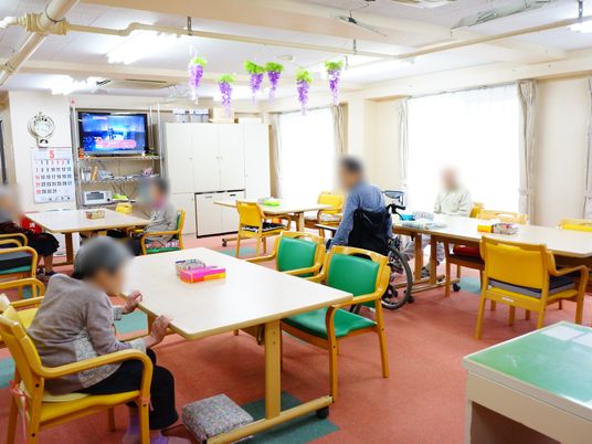 カラフルな椅子の共有スペース