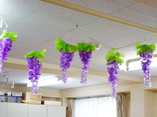 紫と緑のつる植物デコレーション