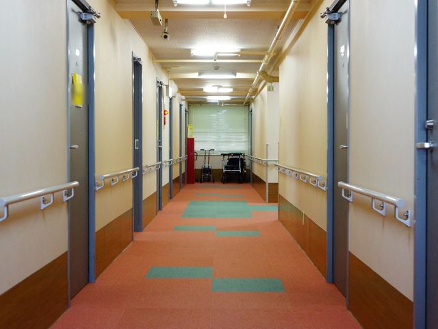 バリアフリー設計の廊下 廊下 手すりが整備された安全な通路です。ゆったりとした幅で、ホイールチェアーの移動も楽に行えます。