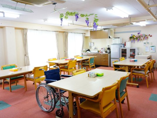 明るい共有ダイニングルーム