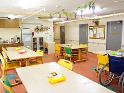 明るい空間の共用ダイニング